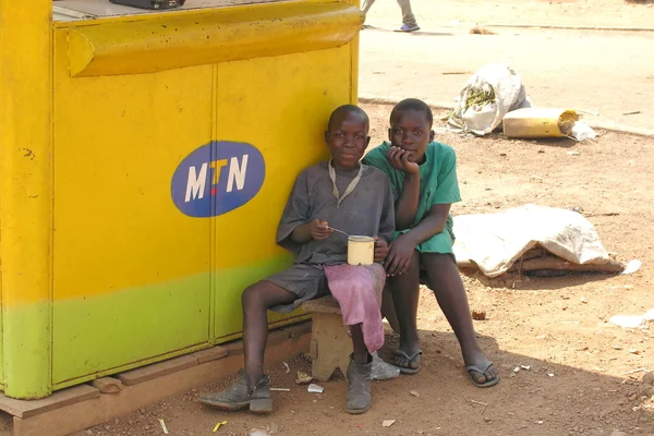 Ugandan boys on the road to Murchison Falls near Masindi, Uganda. — Stock Photo, Image