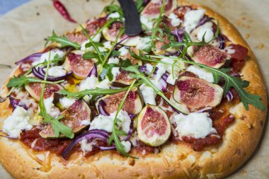 Taze bitkilerle, peynirle ve incirle nefis ev yapımı pizza.