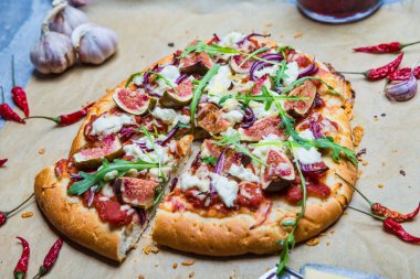 Taze bitkilerle, peynirle ve incirle nefis ev yapımı pizza.