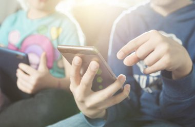 Modern cep telefonları. Çocuklarımızın ellerinde, bunlar günümüzün Narkotikçileri.