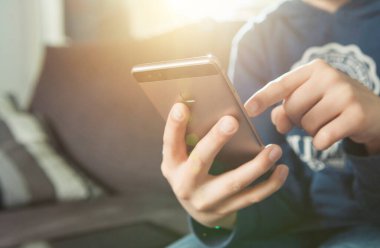 Modern cep telefonları. Çocuklarımızın ellerinde, bunlar günümüzün Narkotikçileri.