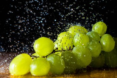 Siyah arka planda sulu nemli meyve. Elma ve üzüm.