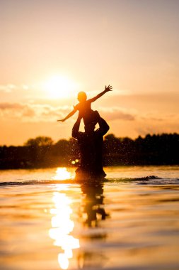 Tatiller ve suda eğlence. Çocuklarla oynamak harika bir çocukluk geçirmenin en iyi yoludur.