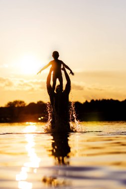 Tatiller ve suda eğlence. Çocuklarla oynamak harika bir çocukluk geçirmenin en iyi yoludur.