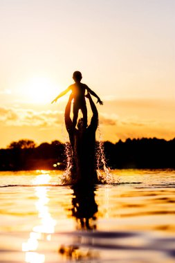 Tatiller ve suda eğlence. Çocuklarla oynamak harika bir çocukluk geçirmenin en iyi yoludur.