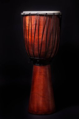 Siyah arkaplanda Afrika Djambe davulları. 