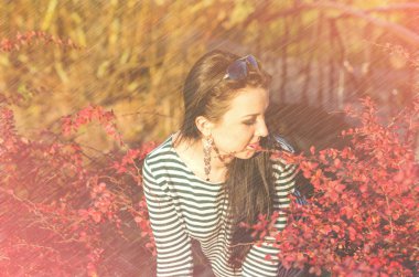 genç kadın, sonbahar park genç güzel.