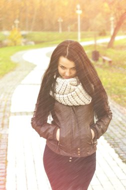 genç kadın, sonbahar park genç güzel.