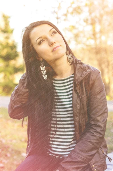 Junge hübsche Frau im Herbstpark — Stockfoto