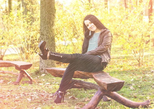 Junge hübsche Frau im Herbst Park jung — Stockfoto