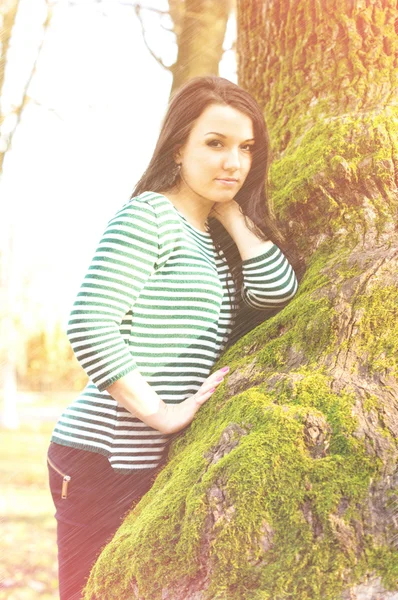 Joven bonita mujer en otoño parque joven . — Foto de Stock