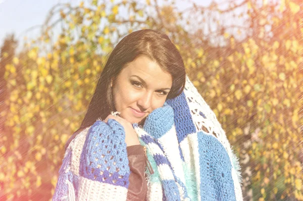 Jeune jolie femme dans le parc d'automne jeune . — Photo