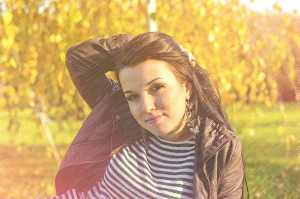 Jovem mulher bonita no outono parque jovem . — Fotografia de Stock