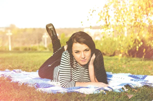 Joven bonita mujer en otoño parque joven . — Foto de Stock