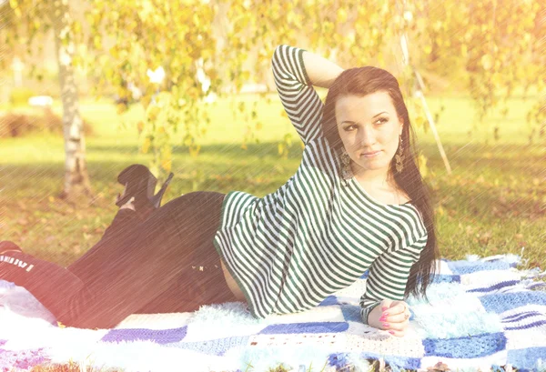 Jovem mulher bonita no outono parque jovem . — Fotografia de Stock