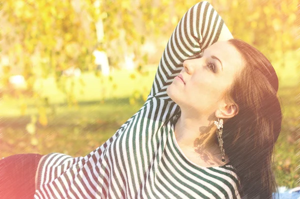 Junge hübsche Frau im Herbst Park jung. — Stockfoto