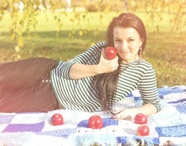 Junge hübsche Frau im Herbst Park jung. — Stockfoto