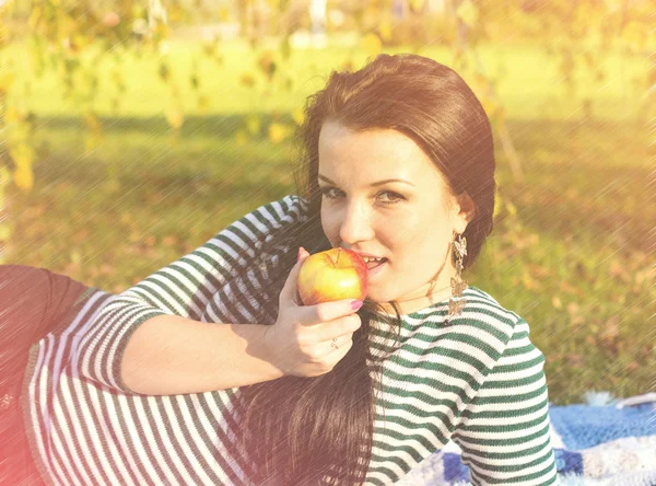 Young pretty woman in autumn park young. — Stock Photo, Image