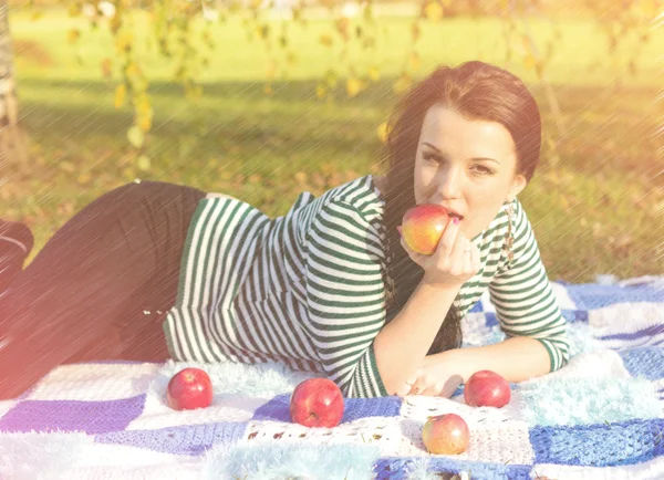 Jeune jolie femme dans le parc d'automne jeune . — Photo