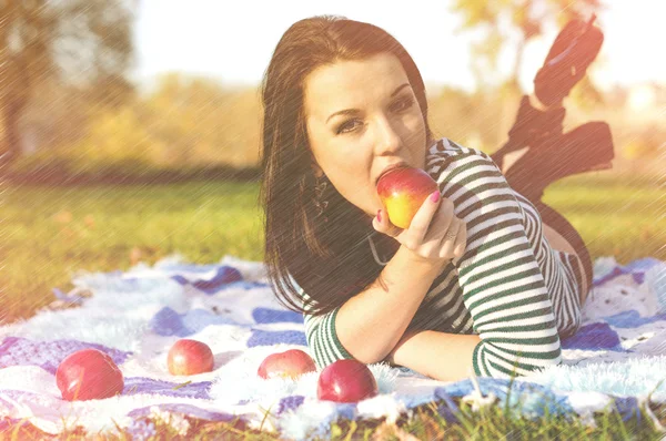 Young pretty woman in autumn park young. — Stock Photo, Image