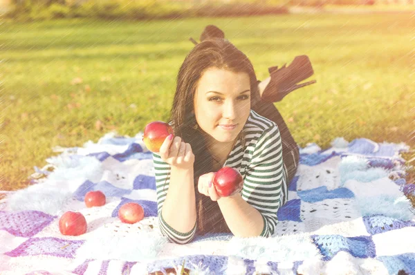 Jovem mulher bonita no outono parque jovem . — Fotografia de Stock