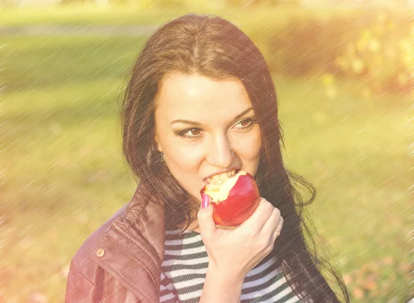 Young pretty woman in autumn park young. — Stock Photo, Image