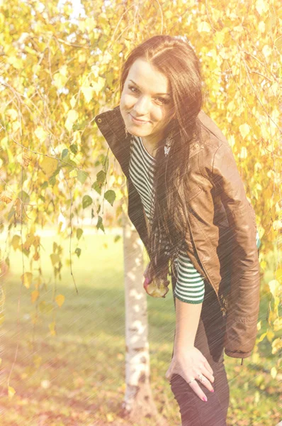 Young pretty woman in autumn park young. — Stock Photo, Image