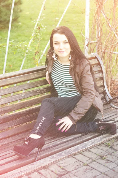 Joven bonita mujer en otoño parque joven . — Foto de Stock