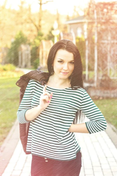 Joven bonita mujer en otoño parque joven . — Foto de Stock