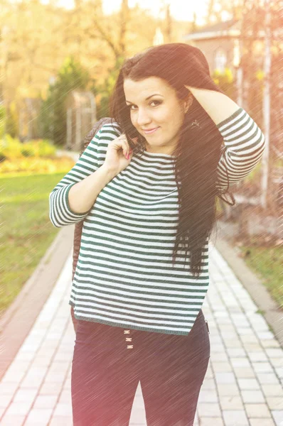 Joven bonita mujer en otoño parque joven . — Foto de Stock