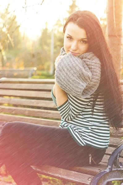 Giovane bella donna in autunno parco giovane . — Foto Stock