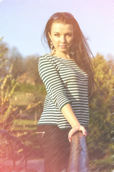 Mladá krásná žena v podzimním parku mladých. — Stock fotografie