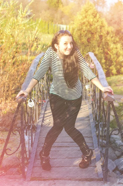 Joven bonita mujer en otoño parque joven . — Foto de Stock