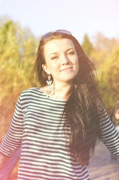 Jovem mulher bonita no outono parque jovem . — Fotografia de Stock