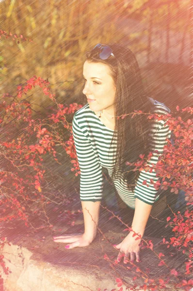 Giovane bella donna in autunno parco giovane . — Foto Stock