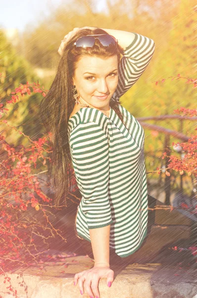 Jovem mulher bonita no outono parque jovem . — Fotografia de Stock