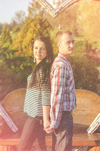 Jong paar buitenshuis in herfst park jonge. — Stockfoto