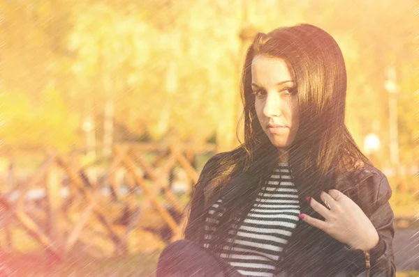 Jonge mooie vrouw herfst park Young. — Stockfoto