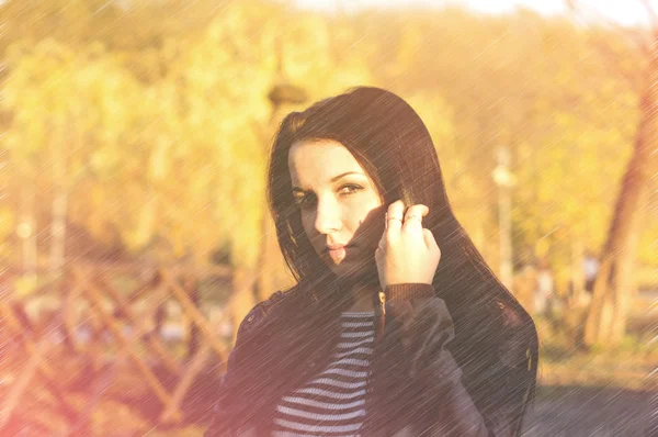 Jovem mulher bonita no outono parque jovem . — Fotografia de Stock