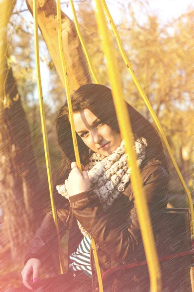 若いきれいな秋の公園の若い女性. — ストック写真