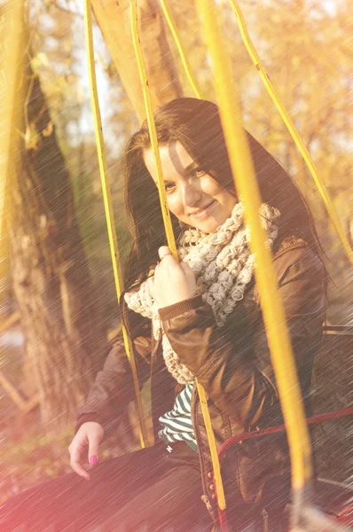 Young pretty woman in autumn park young. — Stock Photo, Image