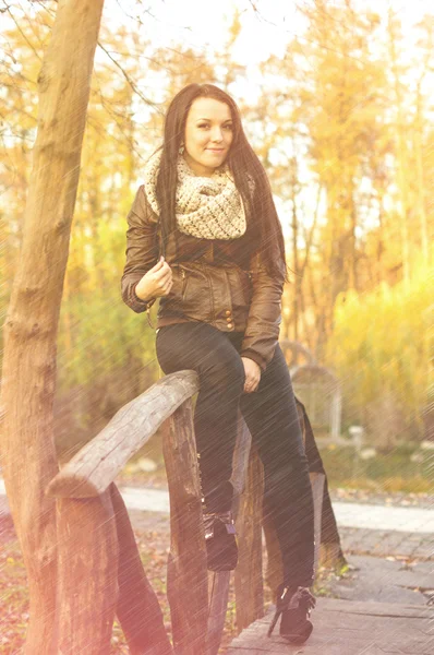 Fiatal szép őszi park fiatal nő. — Stock Fotó