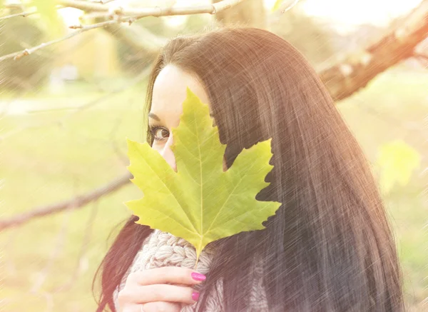 Young pretty woman in autumn park young. — Stock Photo, Image
