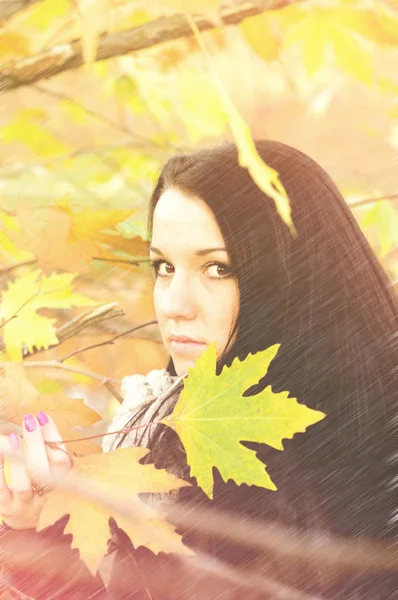 Young pretty woman in autumn park young. — Stock Photo, Image