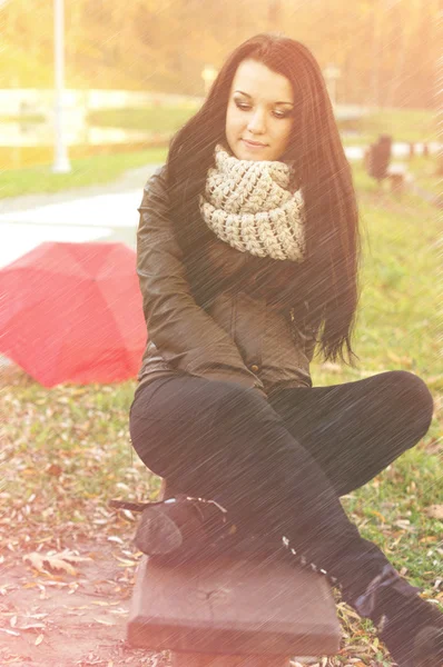 Jovem mulher bonita no outono parque jovem . — Fotografia de Stock