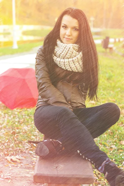 Genç kadın, sonbahar park genç güzel. — Stok fotoğraf
