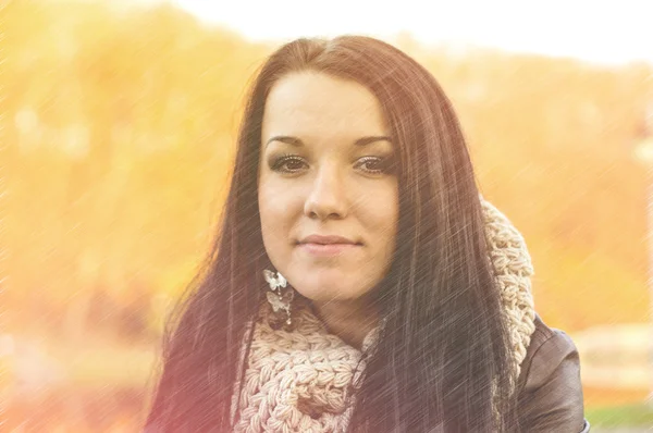 Jonge mooie vrouw herfst park Young. — Stockfoto