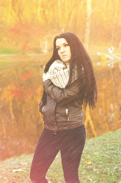 Junge hübsche Frau im Herbst Park jung. — Stockfoto