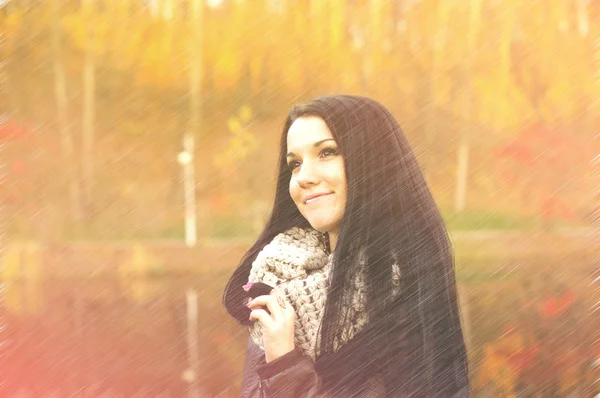 Junge hübsche Frau im Herbst Park jung. — Stockfoto