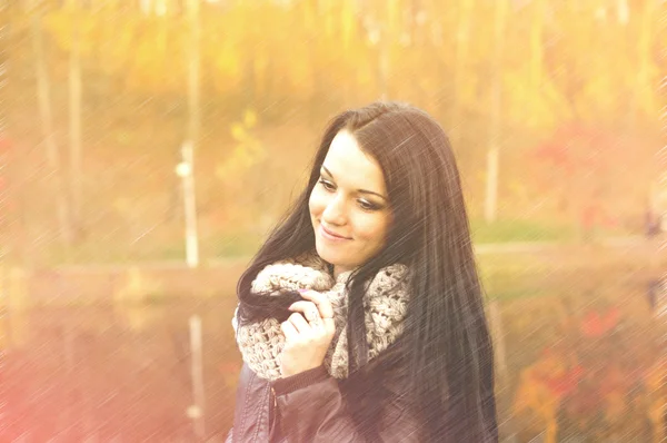 Junge hübsche Frau im Herbst Park jung. — Stockfoto